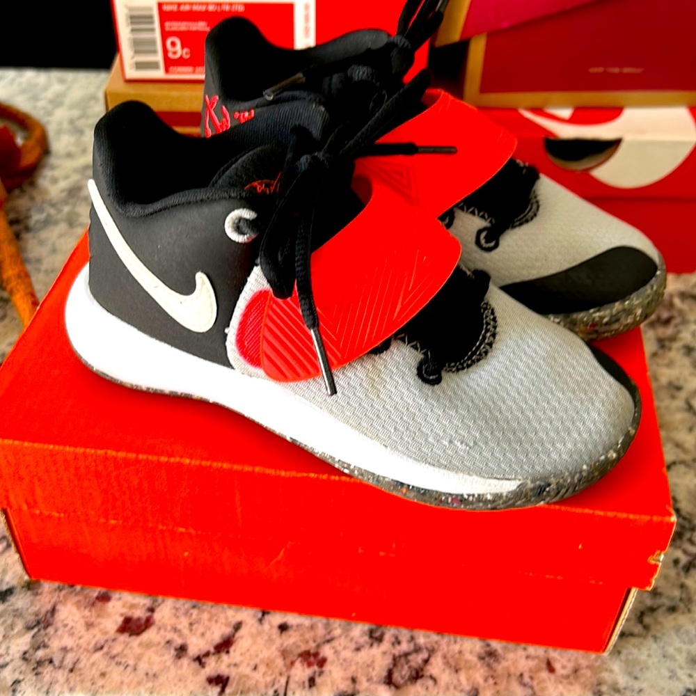 Kids Nike revolution size 10.5 kids